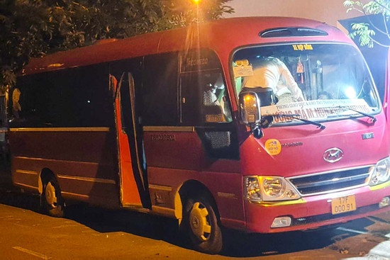 Bat khan cap co giao dua don tre sau vu be 5 tuoi tu vong tren xe hinh anh