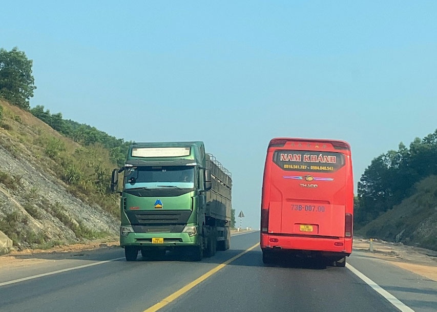 Kien nghi cho xe tai nang quay lai luu thong o cao toc Cam Lo - La Son hinh anh