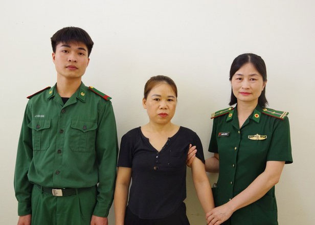 Nguoi phu nu voi chieu bai 'viec nhe, luong cao' hinh anh