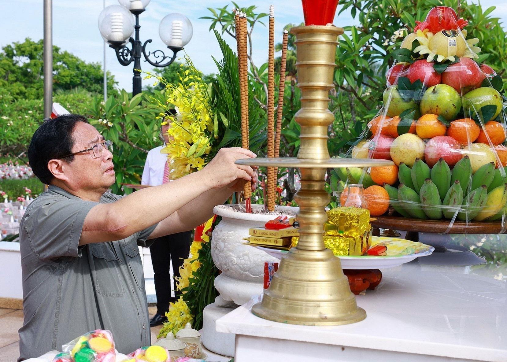 Thu tuong Pham Minh Chinh dang huong tai Nghia trang liet sy Ba Doc hinh anh