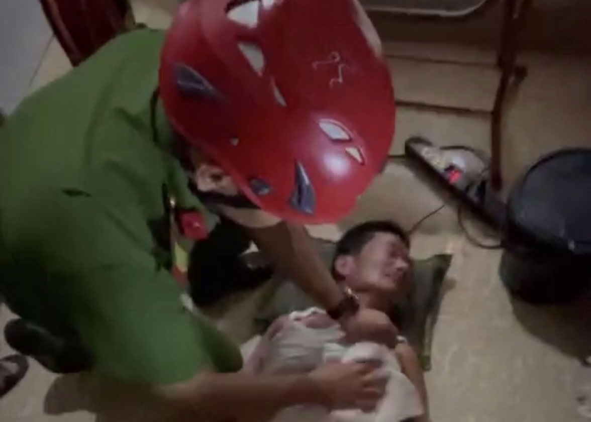 30 phut giai cuu nguoi dan ong mac ket giua khe tuong 2 nha hinh anh