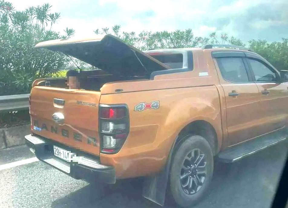 Tai xe xe ban tai cho tre em tren thung bi phat tien, tuoc bang lai hinh anh