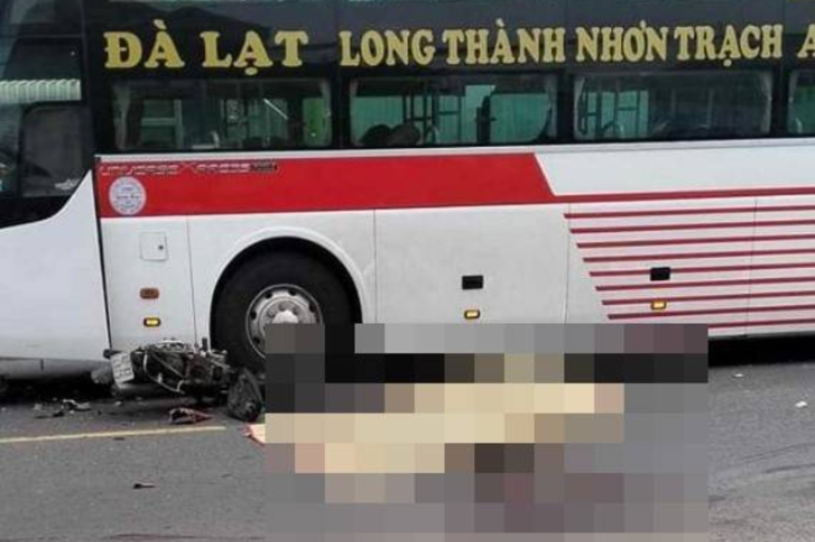 Xe giuong nam tong truc dien xe may, 2 thanh nien tu vong tai cho hinh anh