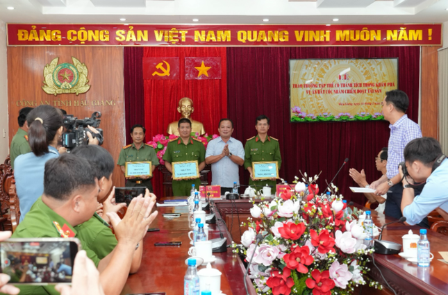 Doanh nhan,  Bi bat coc,  Hau Giang anh 2