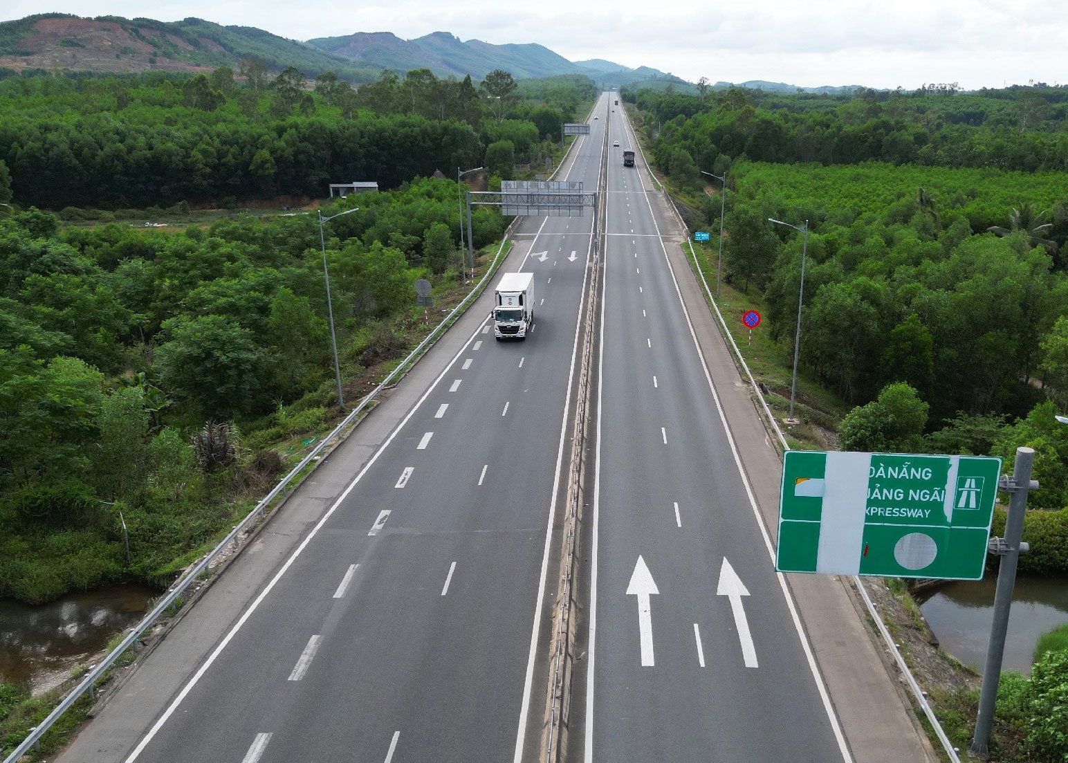Loat bien bao tren cao toc Da Nang - Quang Ngai gay kho cho tai xe hinh anh