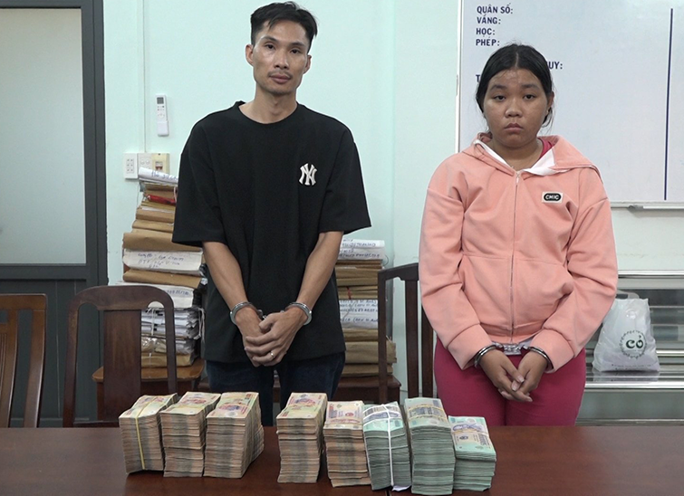Nhom dung sung cuop ngan hang o TP.HCM bi them toi 'luu hanh tien gia' hinh anh