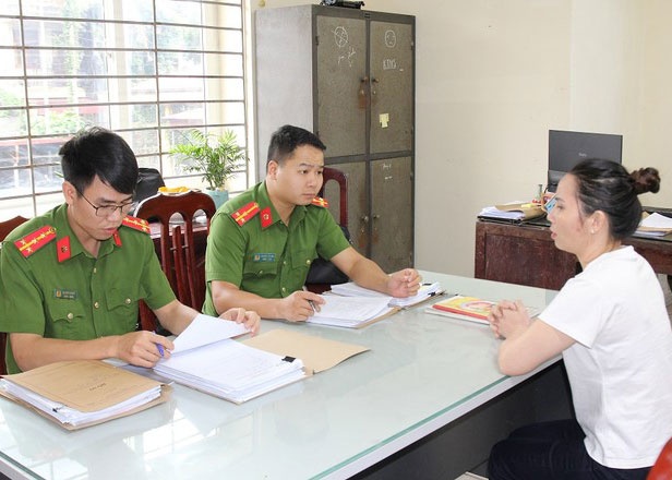 Nguoi phu nu dung 27 'day ho' roi om tien bo tron hinh anh