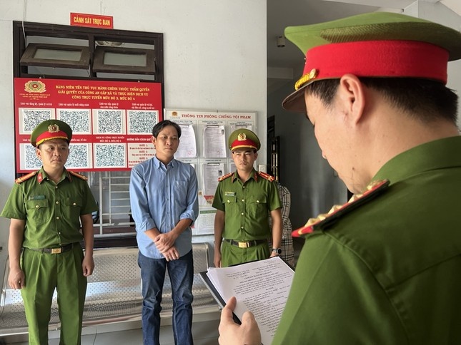 Tam giam doi tuong chiem doat hon 1 ty dong cua cong ty va khach hang hinh anh