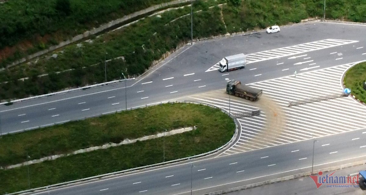 Xac minh viec dua, nhan hoi lo vu xe tai cho dat quay dau tren cao toc hinh anh