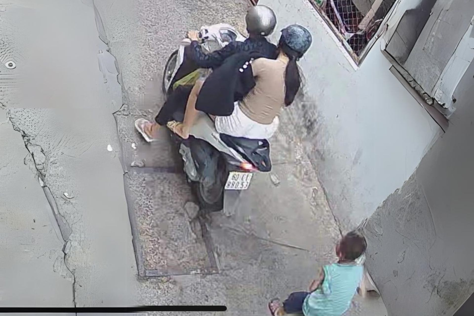 Doi nam nu cuop giat dien thoai cua be trai 7 tuoi o Dong Nai hinh anh