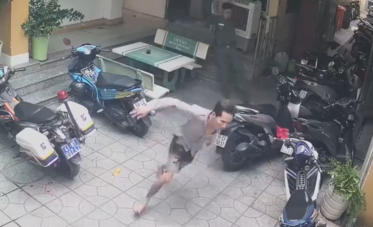 Nghi pham xin di ve sinh de chay khoi tru so cong an hinh anh