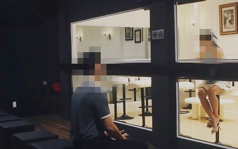 Nu chu quan ca phe 'hen ho' o TP.HCM noi ly do dung guong mot chieu hinh anh