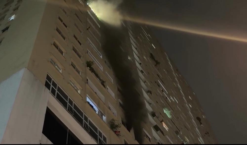 Chay o chung cu Bac Ha, nguoi dan hoang loan thao chay hinh anh