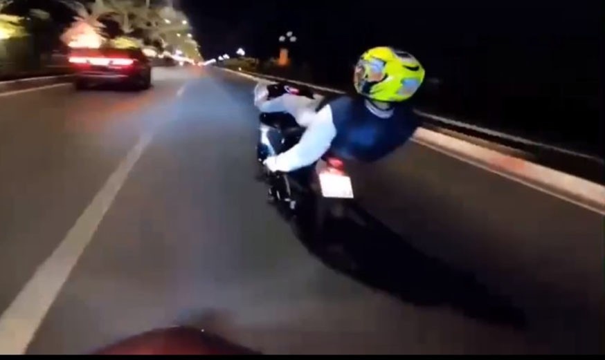 Thanh nien nam tren xe may, tha hai tay, chay toc do 120 km/h hinh anh