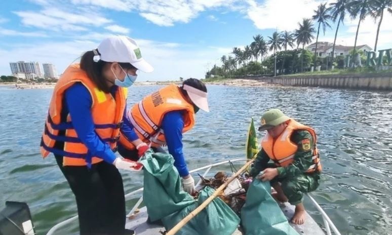 Cong dong o Quang Binh chung tay 'Danh bai o nhiem nhua' hinh anh
