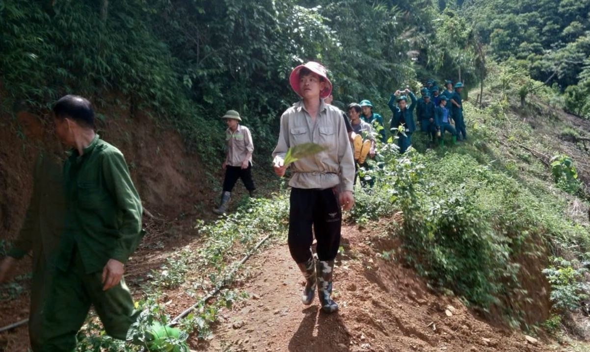 Nguoi phu nu mat tich khi vao rung hai mang hinh anh