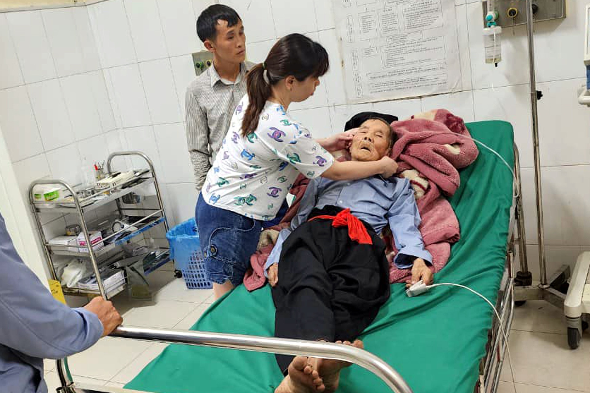 Cuoc goi den trung ta cong an cuu song ong cu 101 tuoi hinh anh