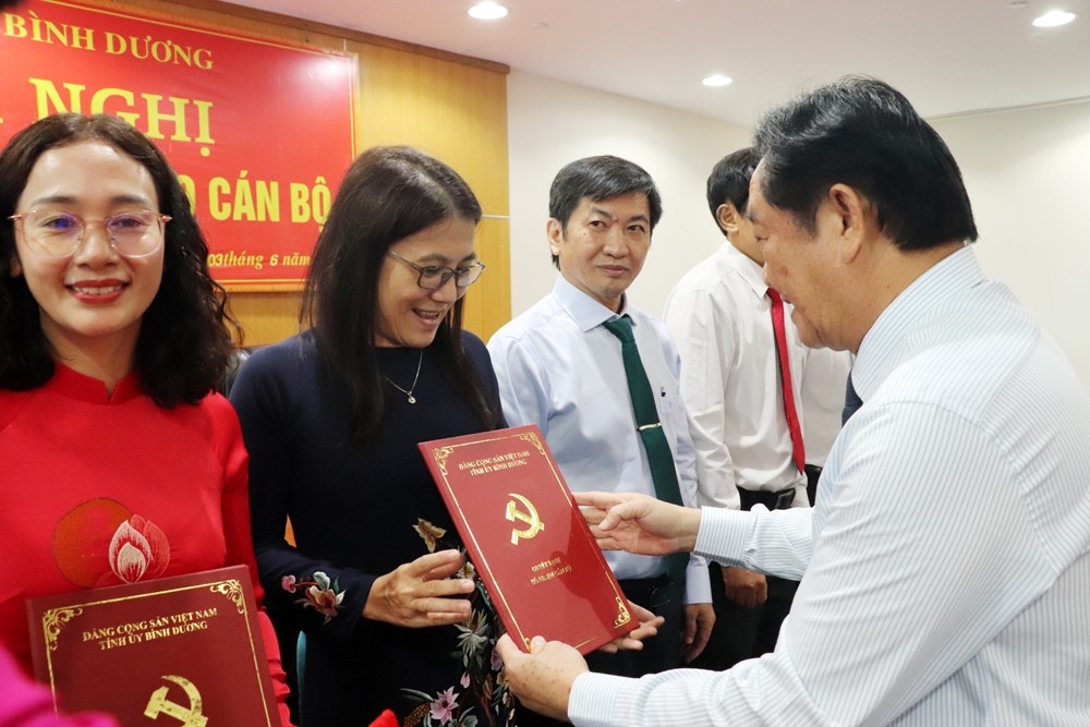 Dieu dong can bo anh 5