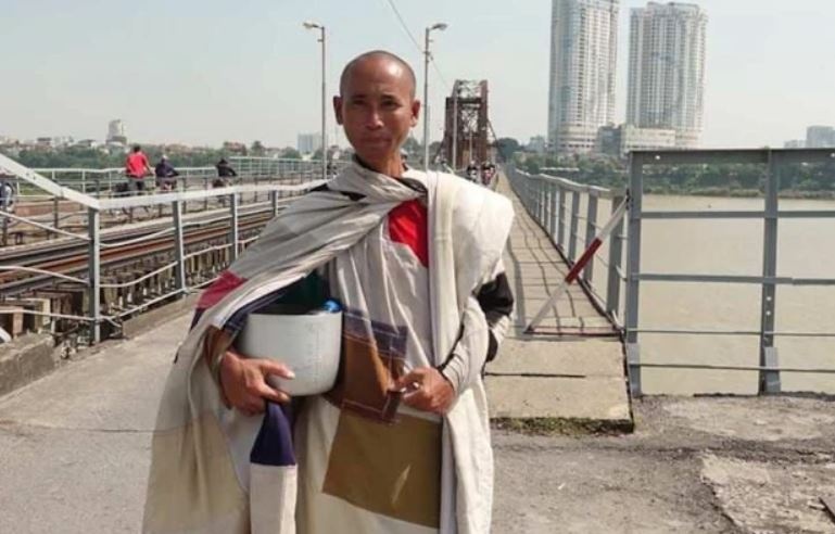 Ong Thich Minh Tue tu nguyen dung viec di bo khat thuc hinh anh