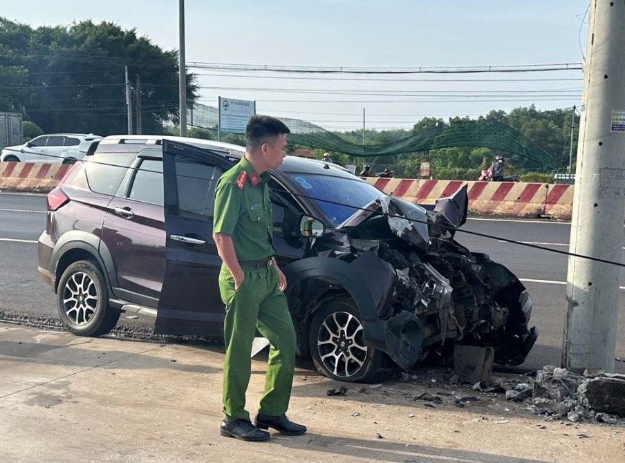 Chong lai xe 7 cho bat ngo tong tru dien, vo tu vong tai cho hinh anh