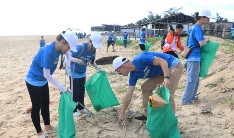 Hon 350 nguoi di bo, gom gan 2 tan rac lam sach bai bien Thuan An hinh anh