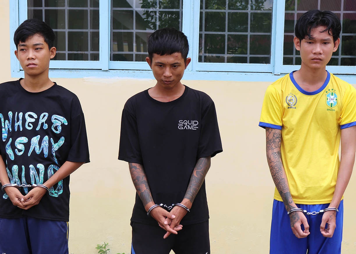 3 doi tuong ep xe doi nam nu, dung sung uy hiep cuop tien va nhan hinh anh