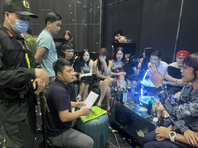 Canh sat dot kich quan bar lon o Ha Noi hinh anh