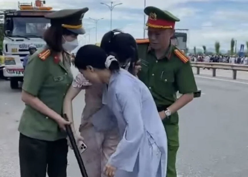 Co gai tre ngat xiu khi di cung dam dong theo ong Thich Minh Tue hinh anh