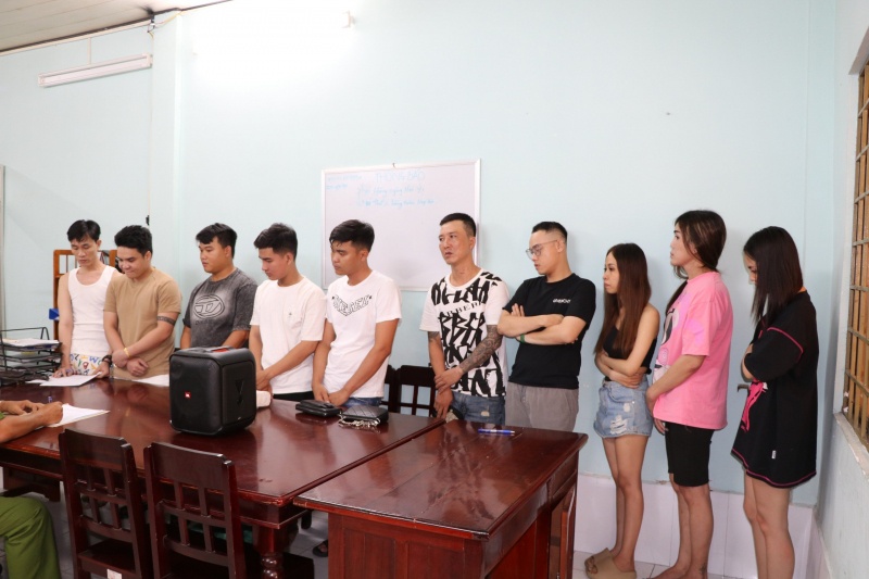 Mua ma tuy ve phong tro cho ca nhom ban cung 'bay' hinh anh