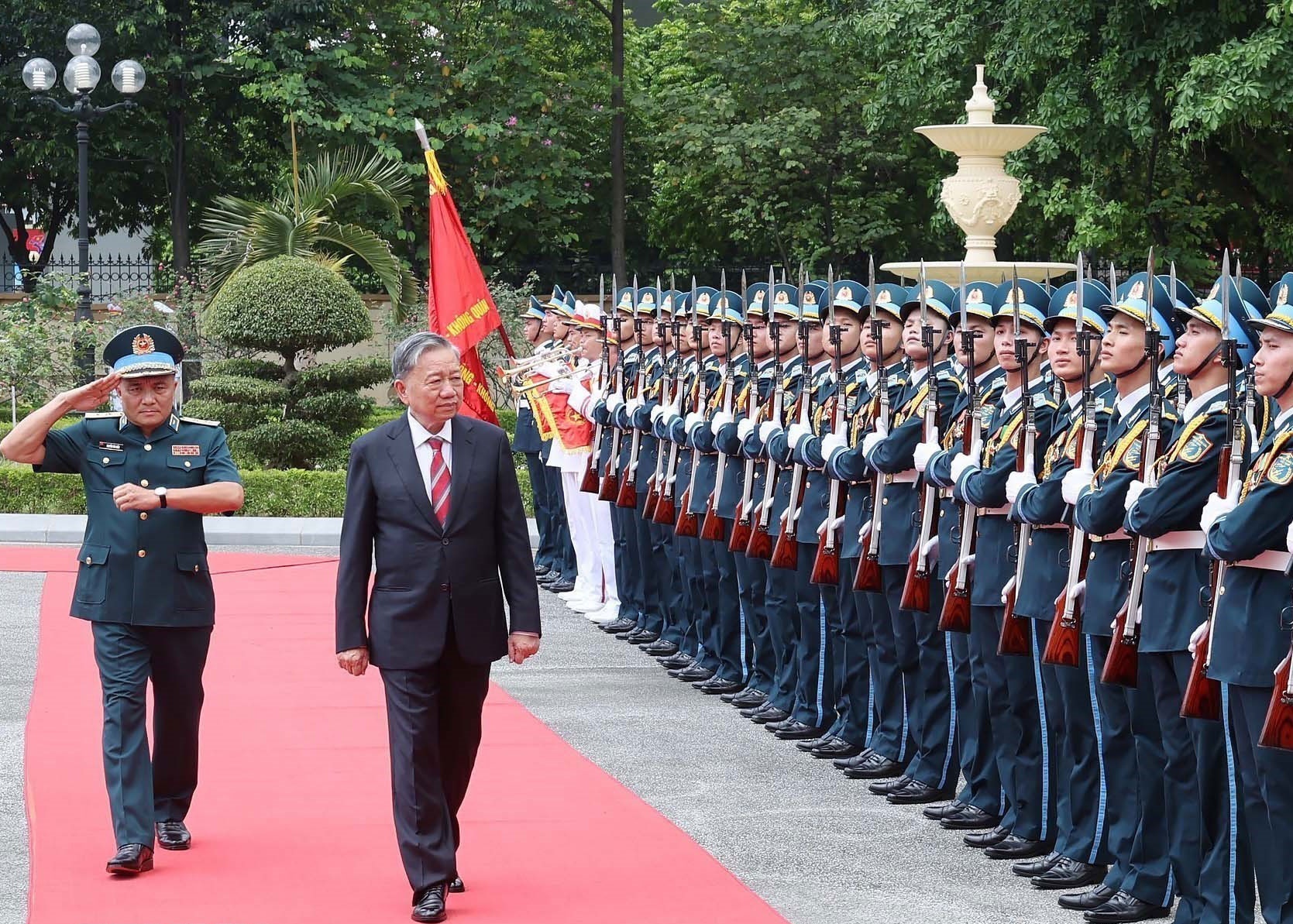 Chu tich nuoc tham va lam viec tai Quan chung Phong khong - Khong quan hinh anh