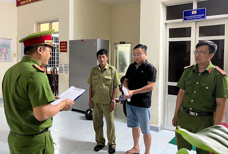 Giam doc len mang tuyen nha phan phoi roi lua dao hinh anh
