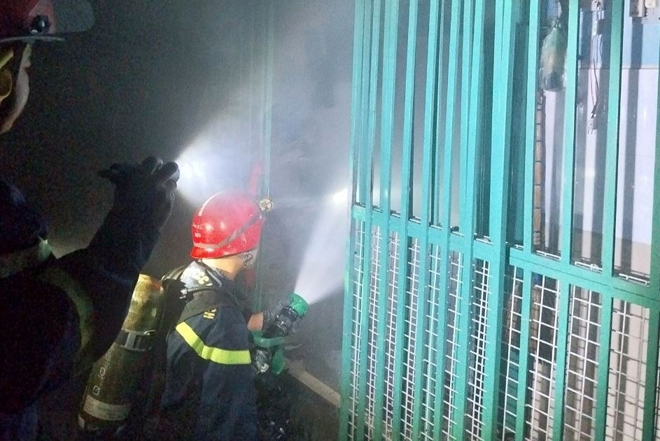 Cuu hai nguoi o vu chay nha trong hem tai trung tam TP.HCM hinh anh