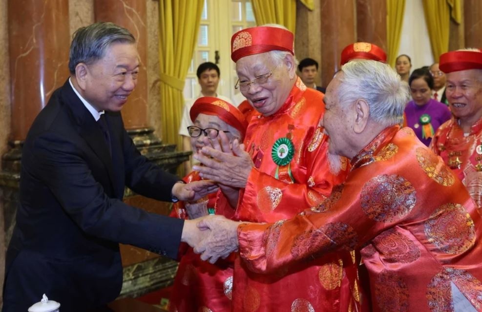 Chu tich nuoc To Lam: Nguoi cao tuoi xung danh la ruong cot quoc gia hinh anh