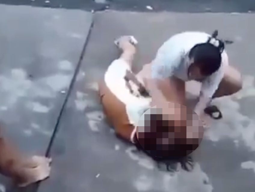 Be gai bi ban tum toc, danh toi tap trong cong vien o TP.HCM hinh anh