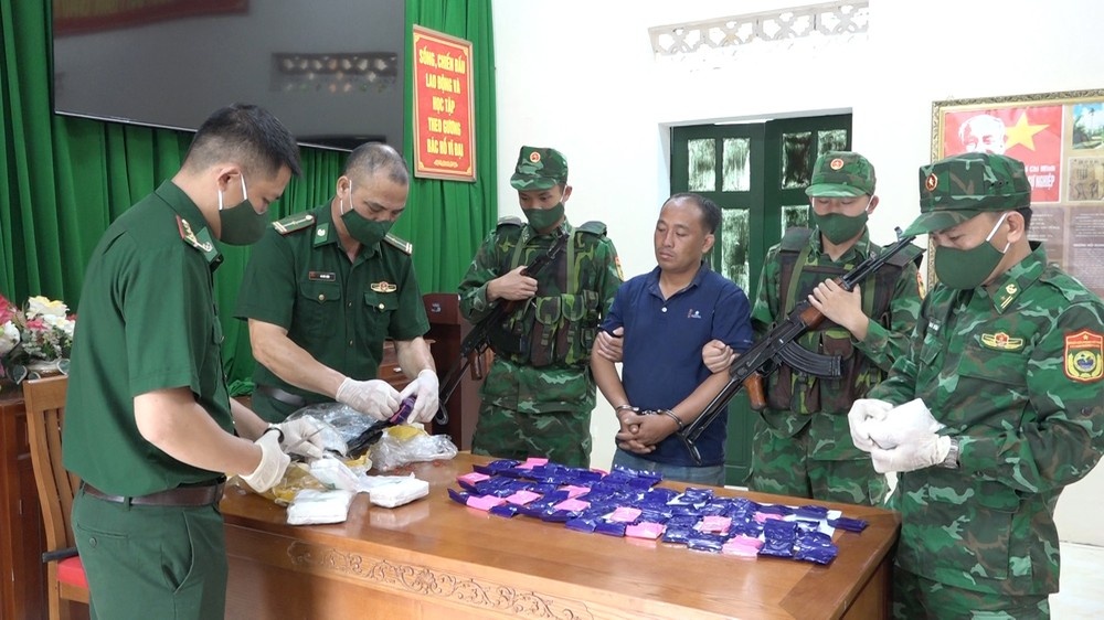 Dung dao nhon chong tra khi bi bat qua tang van chuyen ma tuy hinh anh