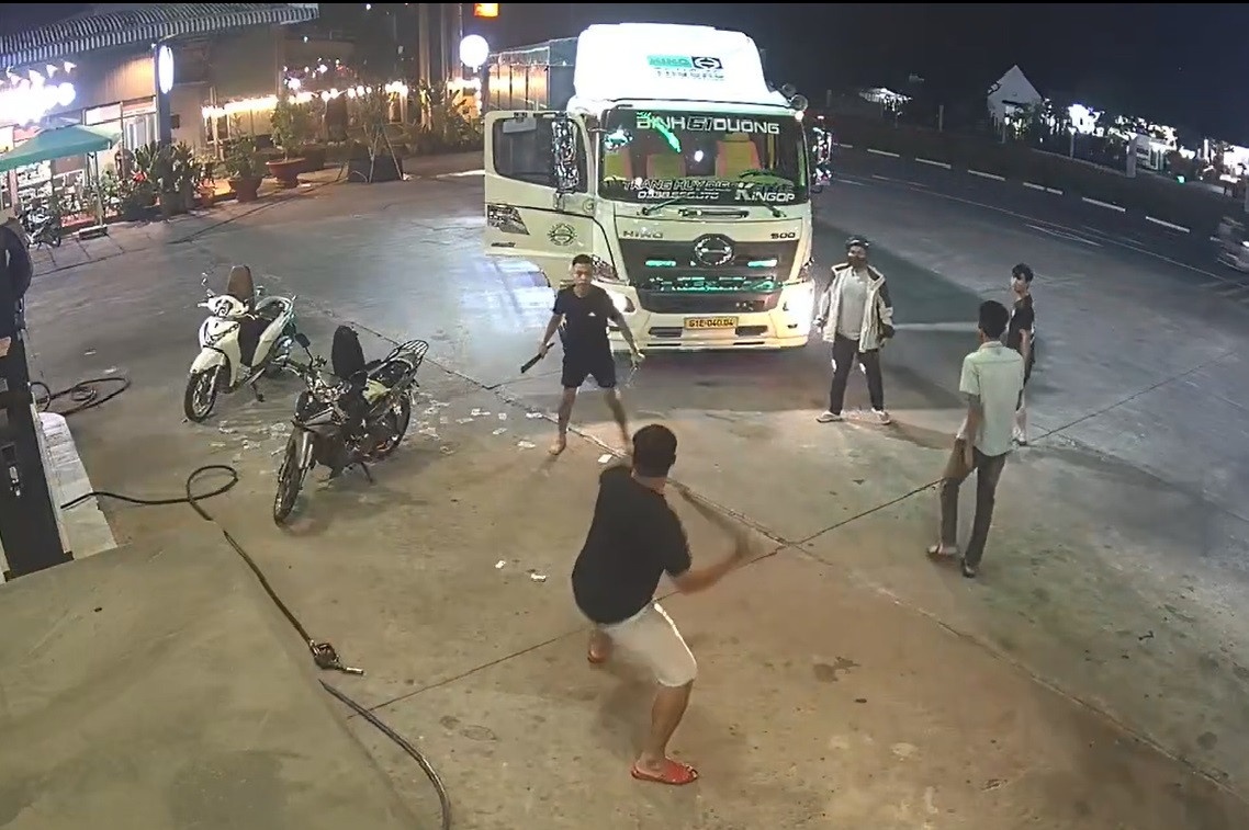 Nhom nguoi chem nhau loan xa tai cay xang o Binh Duong hinh anh