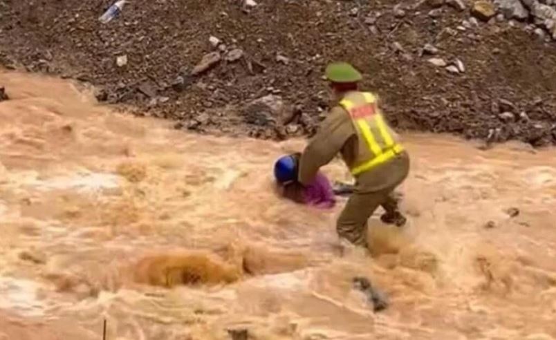 Bo truong Cong an bieu duong Thuong uy CSGT cuu nguoi giua nuoc xiet hinh anh