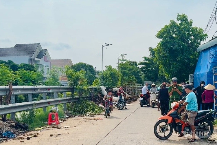 Di bo doc duong sat, nguoi dan ong bi tau hoa tong tu vong hinh anh
