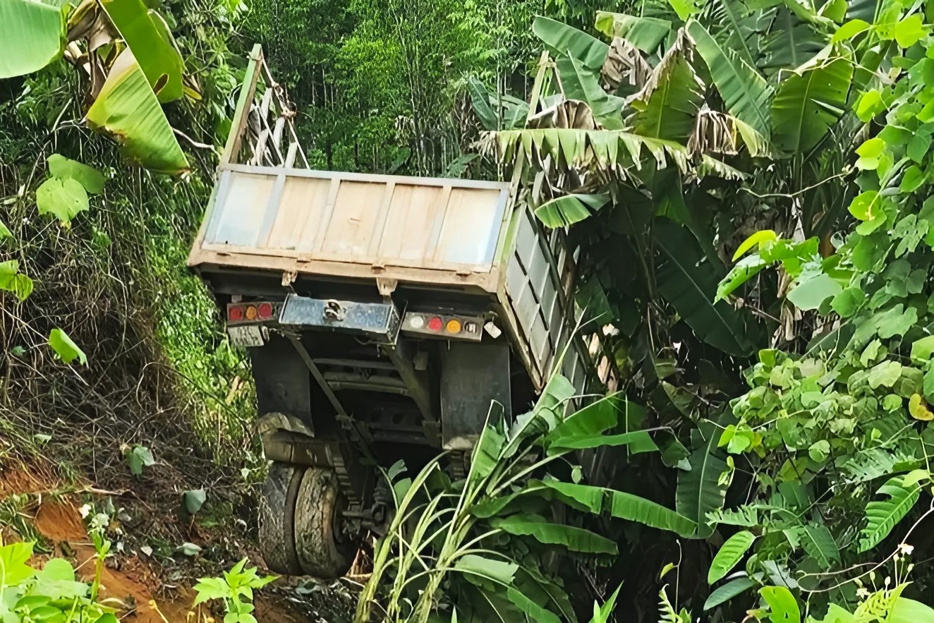 Xe cho keo lao xuong vuc o Quang Nam, hai nguoi tu vong hinh anh