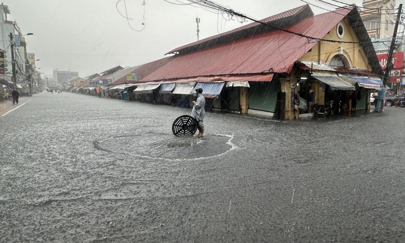 Mua lon giua trua, nhieu tuyen duong TP.HCM lai ngap nang hinh anh