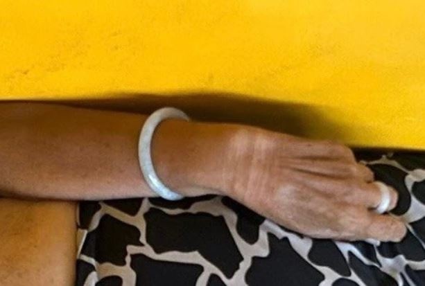 Nguoi phu nu tu vong tren ghe da o TP.HCM hinh anh