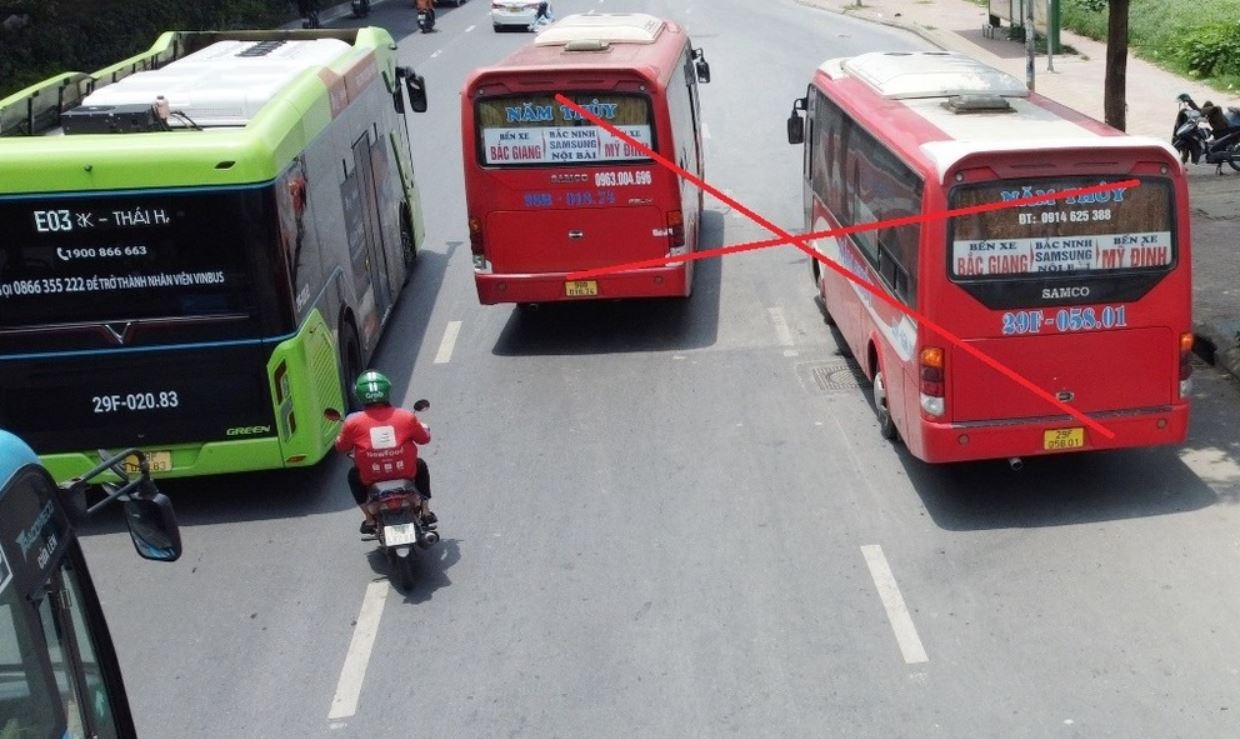 De xuat cam xe khach di lan trong cung duong Pham Hung hinh anh