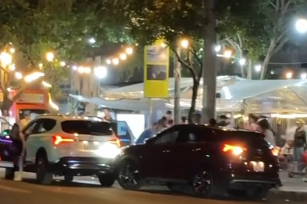 Mau thuan trong cuoc nhau, co gai o Dak Lak lai o to tong duoi xe hop hinh anh