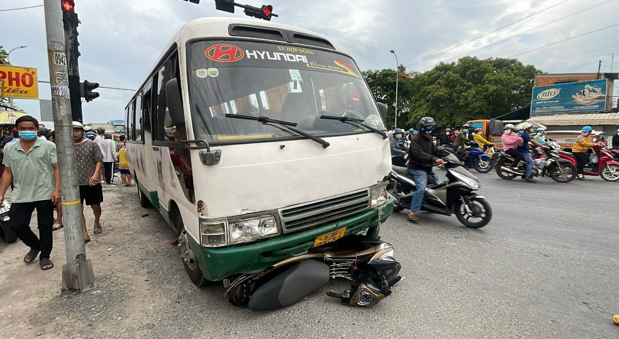 Oto cho cong nhan va cham lien hoan 8 xe may, 1 nguoi tu vong tai cho hinh anh