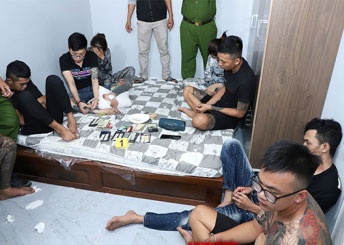 Bat qua tang 8 doi tuong dang 'phe da' tai nha hinh anh