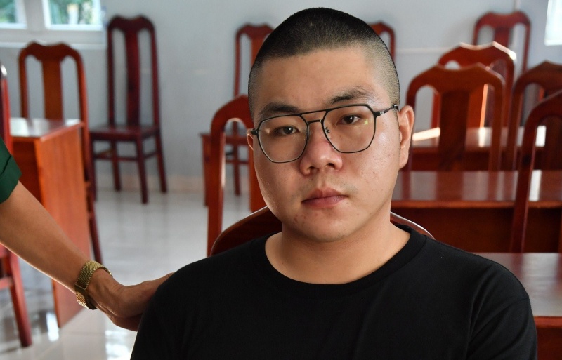 Bat nguoi nuoc ngoai cat giau ma tuy trong hop nuoc nho hinh anh