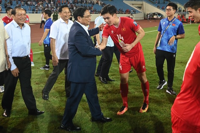 Thu tuong xuong san chuc mung chien thang cua tuyen Viet Nam hinh anh