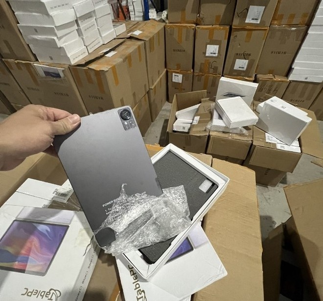 Phat hien kho dien thoai, may tinh bang khong ro nguon goc o Ha Noi hinh anh