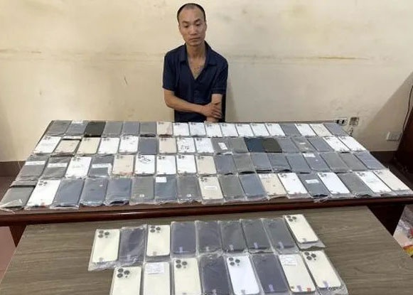 Gia mao chu hang de lay trom 90 dien thoai iPhone tri gia hon mot ty hinh anh