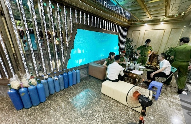 Karaoke Phoenix,  karaoke Music Queen,  Quan karaoke vi pham,  Xu phat karaoke anh 1